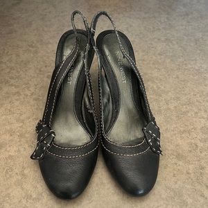 Black pumps with light stitching
